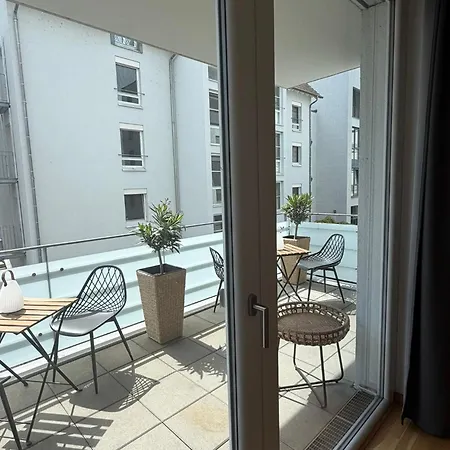 Grosse Designwohnung In Mit Cafe Im Haus Und Nur 5 Min Zum Bahnhof, Bodensee, Messe & Flughafen