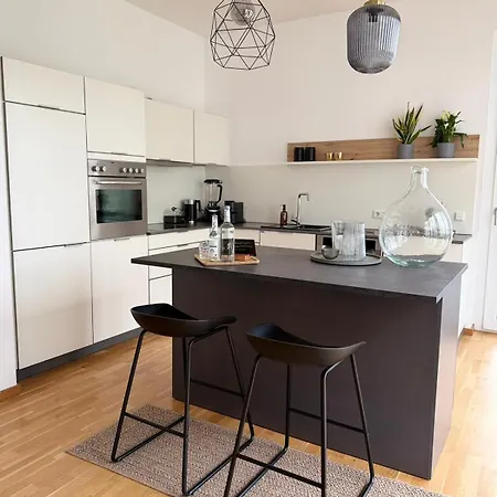 Grosse Designwohnung In Mit Cafe Im Haus Und Nur 5 Min Zum Bahnhof, Bodensee, Messe & Flughafen