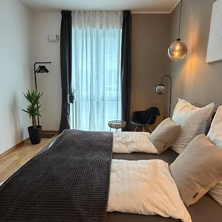 Grosse Designwohnung In Mit Cafe Im Haus Und Nur 5 Min Zum Bahnhof, Bodensee, Messe & Flughafen *
