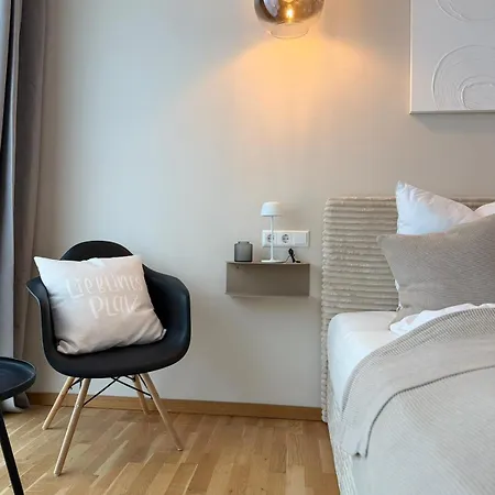 Grosse Designwohnung In Mit Cafe Im Haus Und Nur 5 Min Zum Bahnhof, Bodensee, Messe & Flughafen Friedrichshafen